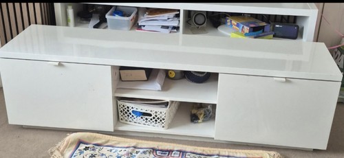 Modern white high - high, tv